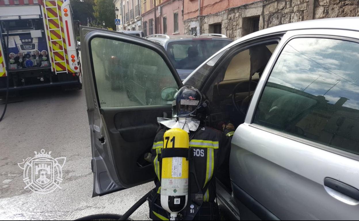 Un bombero actúa en el interior del vehículo. 