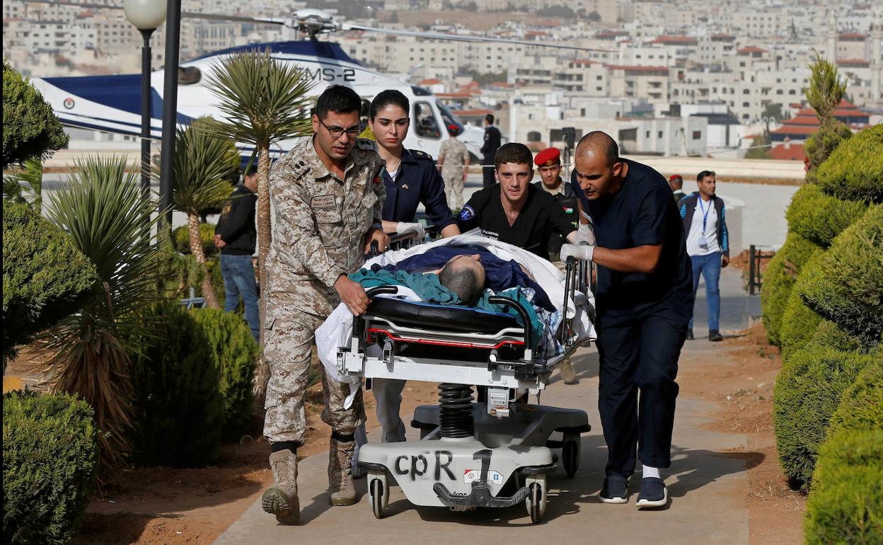 Uno de los heridos en el apuñalamiento múltiple es trasladado al centro médico Rey Hussein en Amman. 