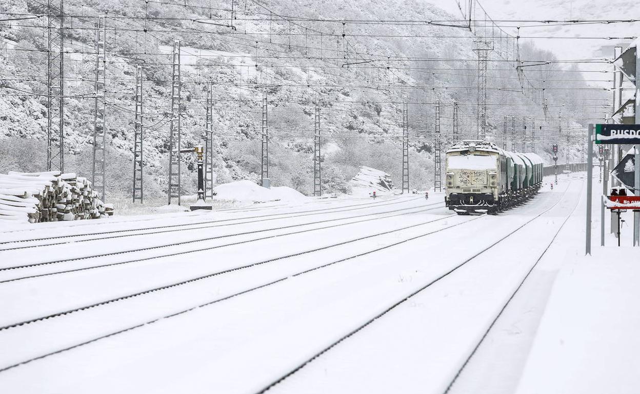 Nieve en la estación de tren de Busdongo (León).