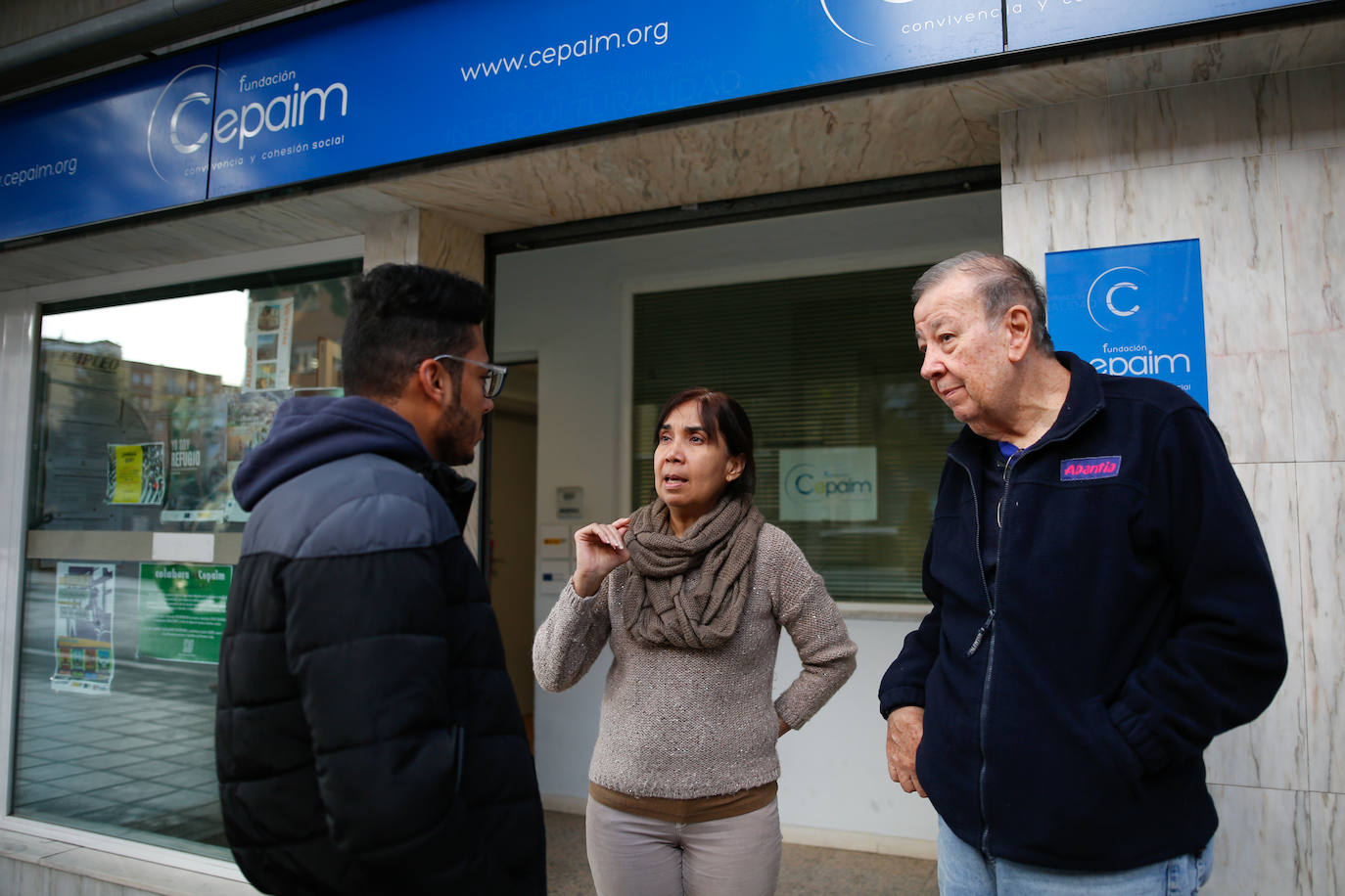 El joven sirio A. A. conversa con Yelitza Monrroy y Alberto Hernández, refugiados venezolanos. 