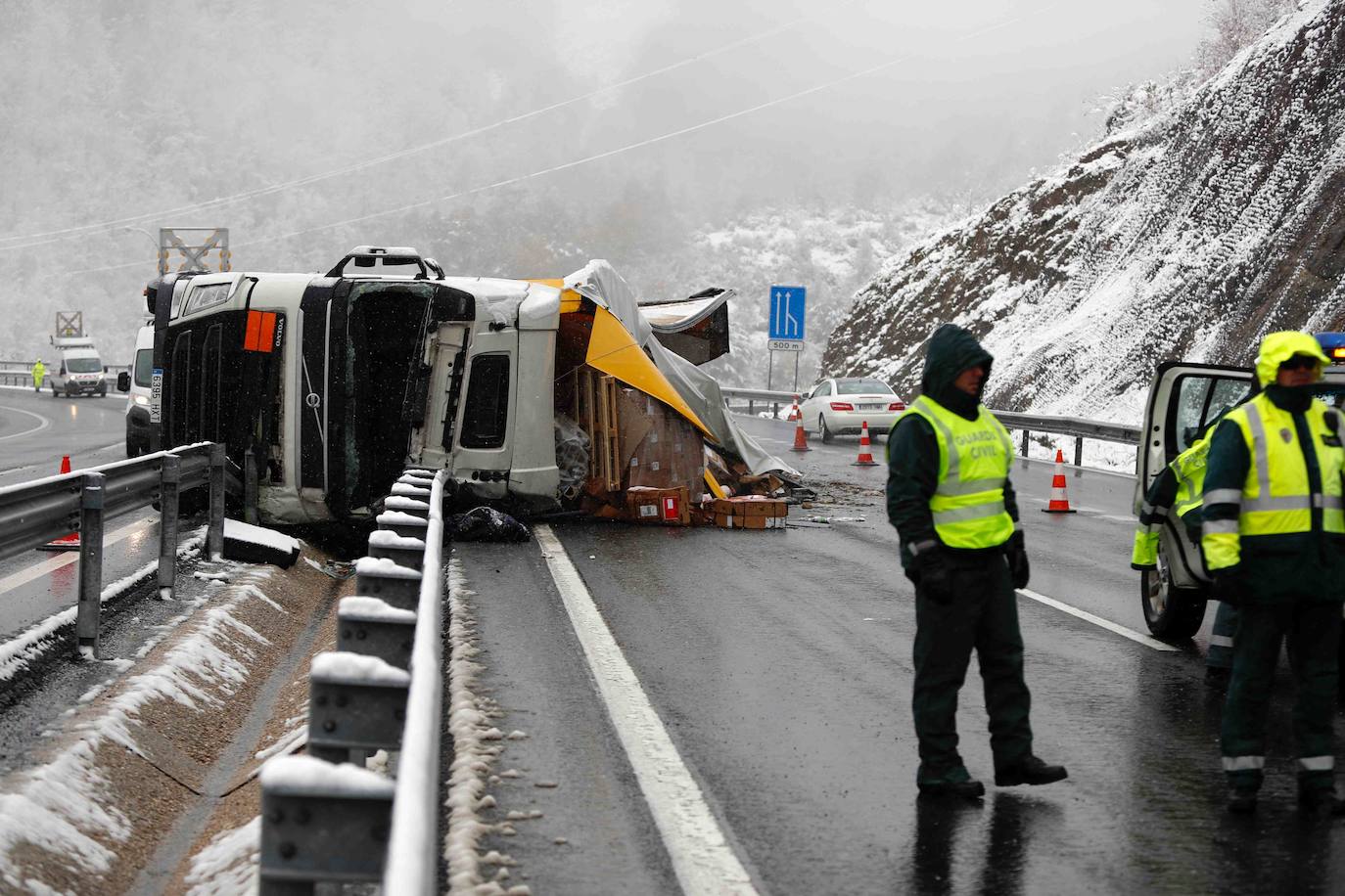 El conductor de 52 años chocó contra una máquina quitanieves en la AP-66. 