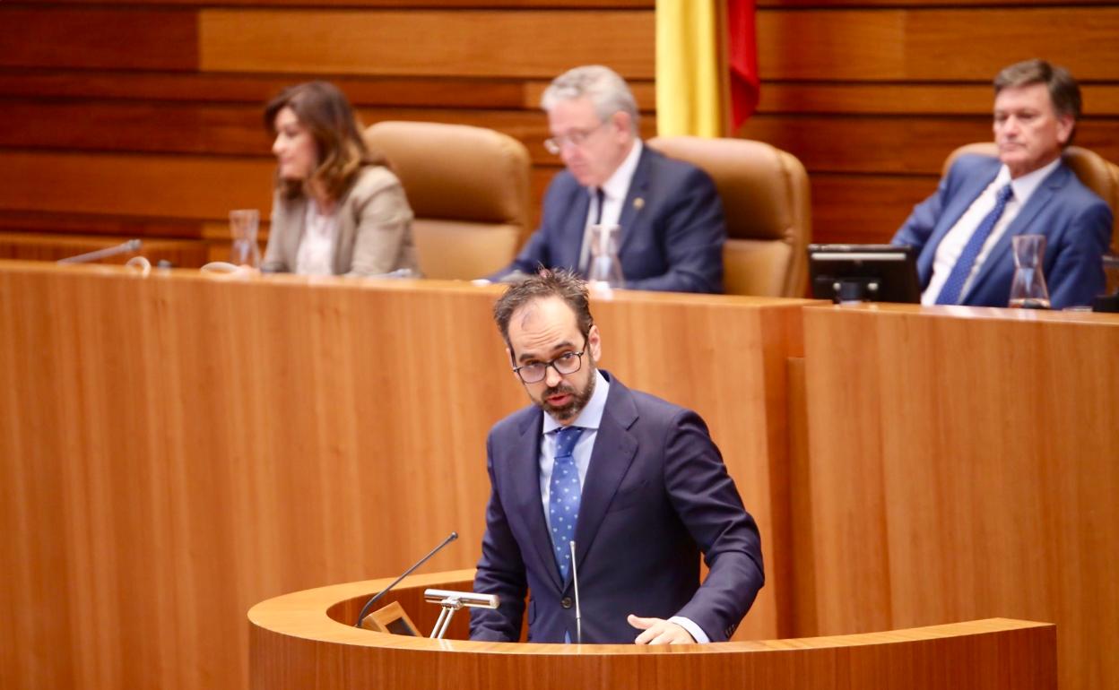 Jesús García-Conde del Castillo, único procurador de Vox en las Cortes de Castilla y León, durante una intervención de un pleno.