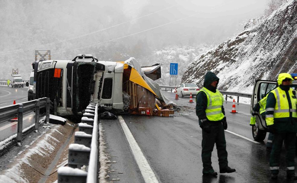 El conductor de 52 años chocó contra una máquina quitanieves en la AP-66. 