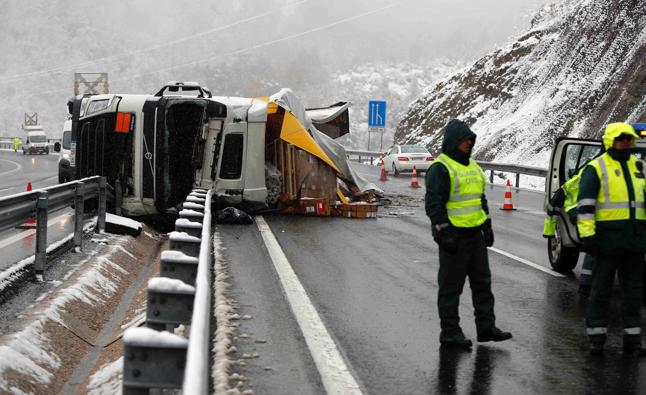 El conductor de 52 años chocó contra una máquina quitanieves en la AP-66. 