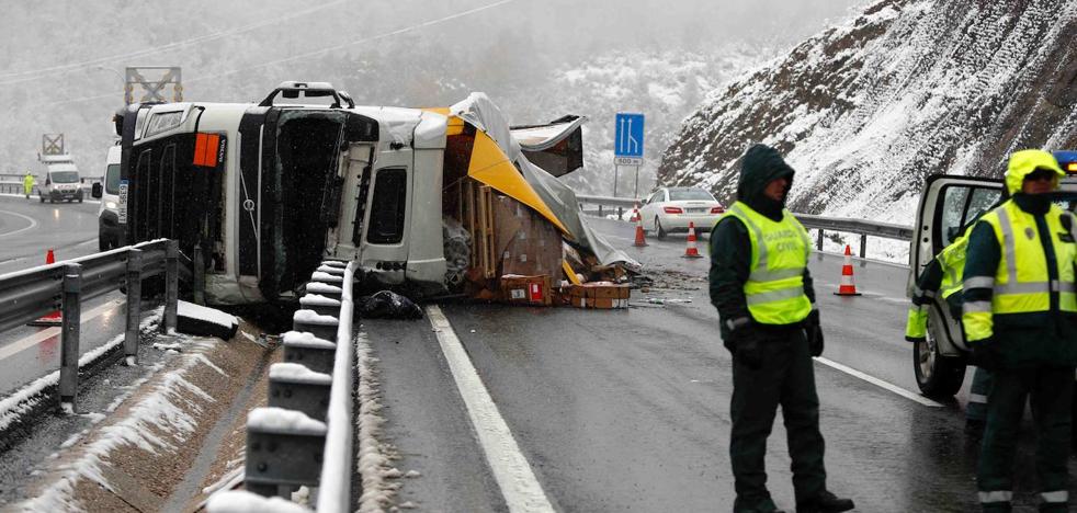 El conductor de 52 años chocó contra una máquina quitanieves en la AP-66. 