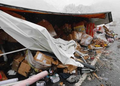 Imagen secundaria 1 - Muere un camionero burgalés al volcar con su vehículo en Asturias