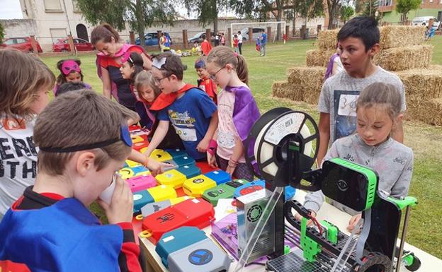 Los alumnos del Colegio Nuestra Señora de la Piedad, en Herrera de Pisuerga (Palencia), elaboran con la impresora 3D una caja de quimioterapia en el proyecto 'Pisoraka TIC Steam', que ha sido galardonado en los Premios Francisco Giner de los Ríos. 