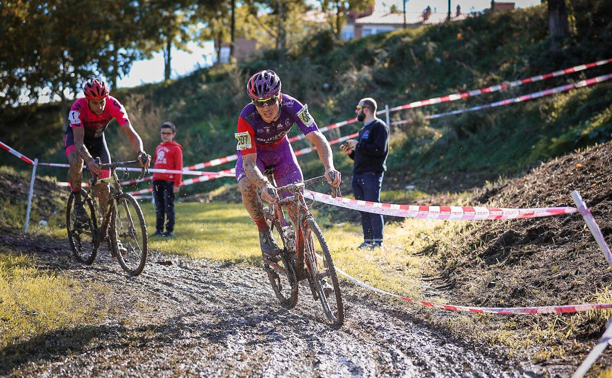 Carlos Calza, ciclista del Burgos BH, en una competición. 