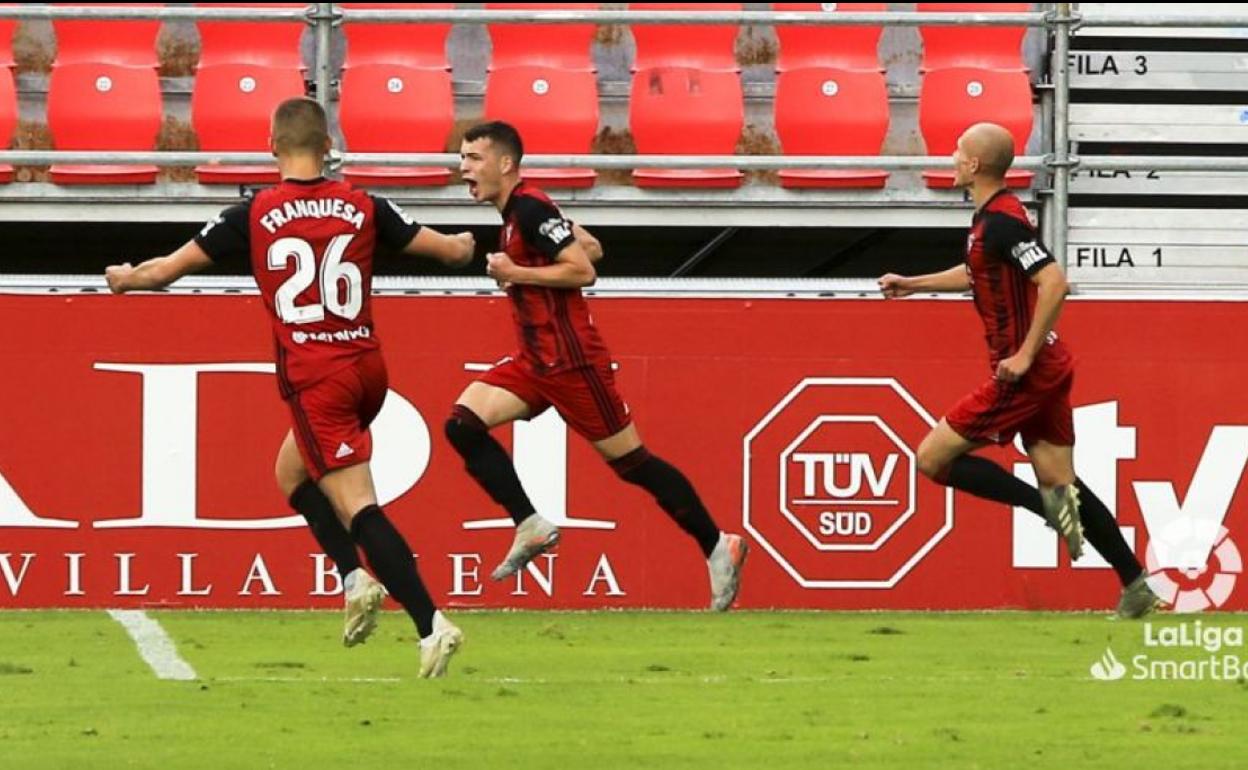 Celebración de uno de los dos goles anotados por el Mirandés en Anduva y que han dado la victoria al equipo local. 