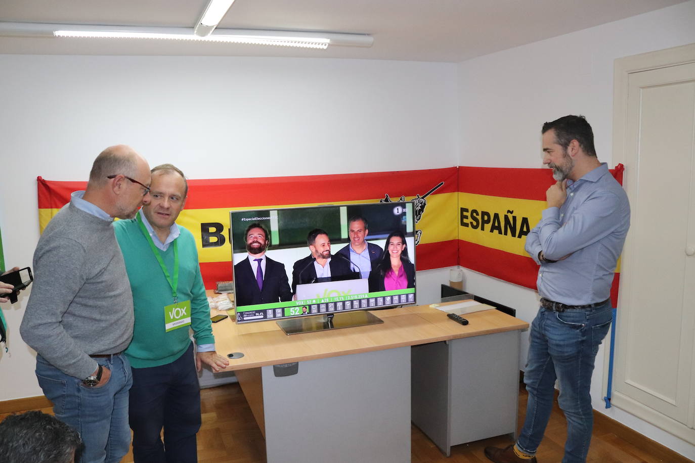 Fotos: Así siguen los partidos burgaleses el escrutinio de votos