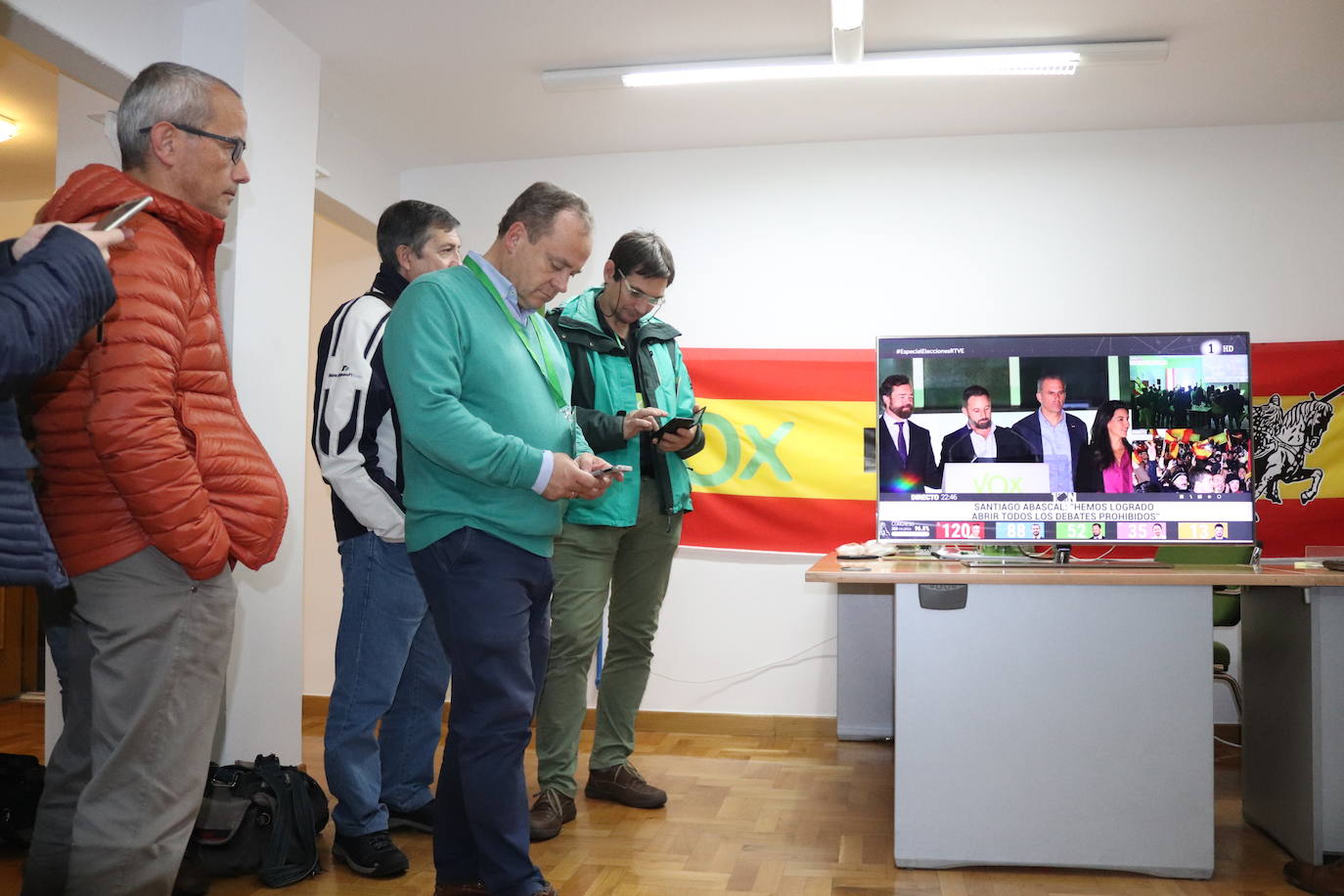 Fotos: Así siguen los partidos burgaleses el escrutinio de votos