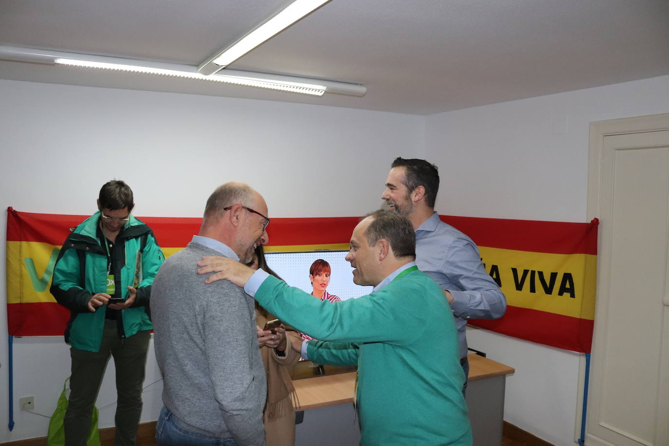 Fotos: Así siguen los partidos burgaleses el escrutinio de votos