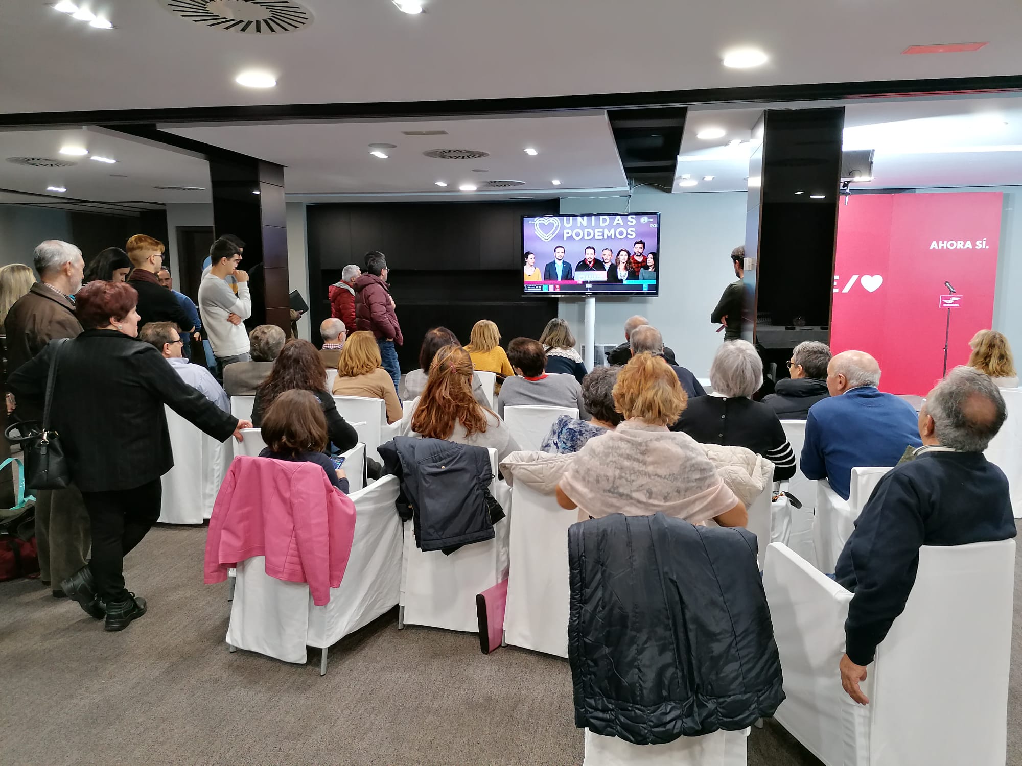 Fotos: Así siguen los partidos burgaleses el escrutinio de votos