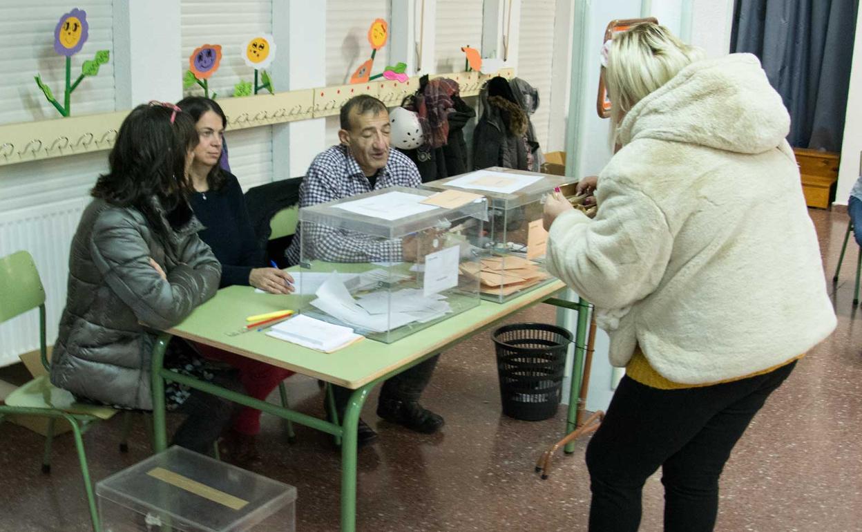 Los burgaleses acuden a las urnas en este domingo electoral. 