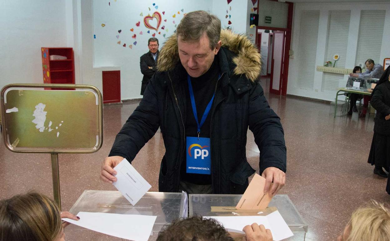 Como es habitual, Javier Lacalle ha votado en el colegio Padre Manjón. 