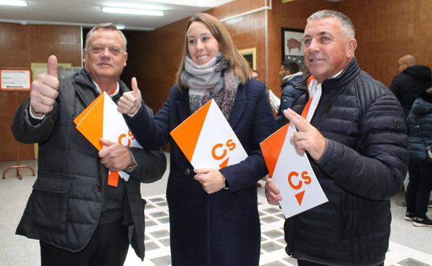 Lorenzo Rodríguez, vicepresidente de la Diputación, y Aurora Nacarino-Brabo, candidata por Ciudadanos al Congreso de los Diputados por Burgos, han visitado varios colegios electorales