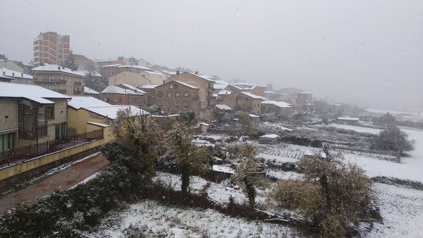 Fotos: La nieve hace acto de presencia en Burgos