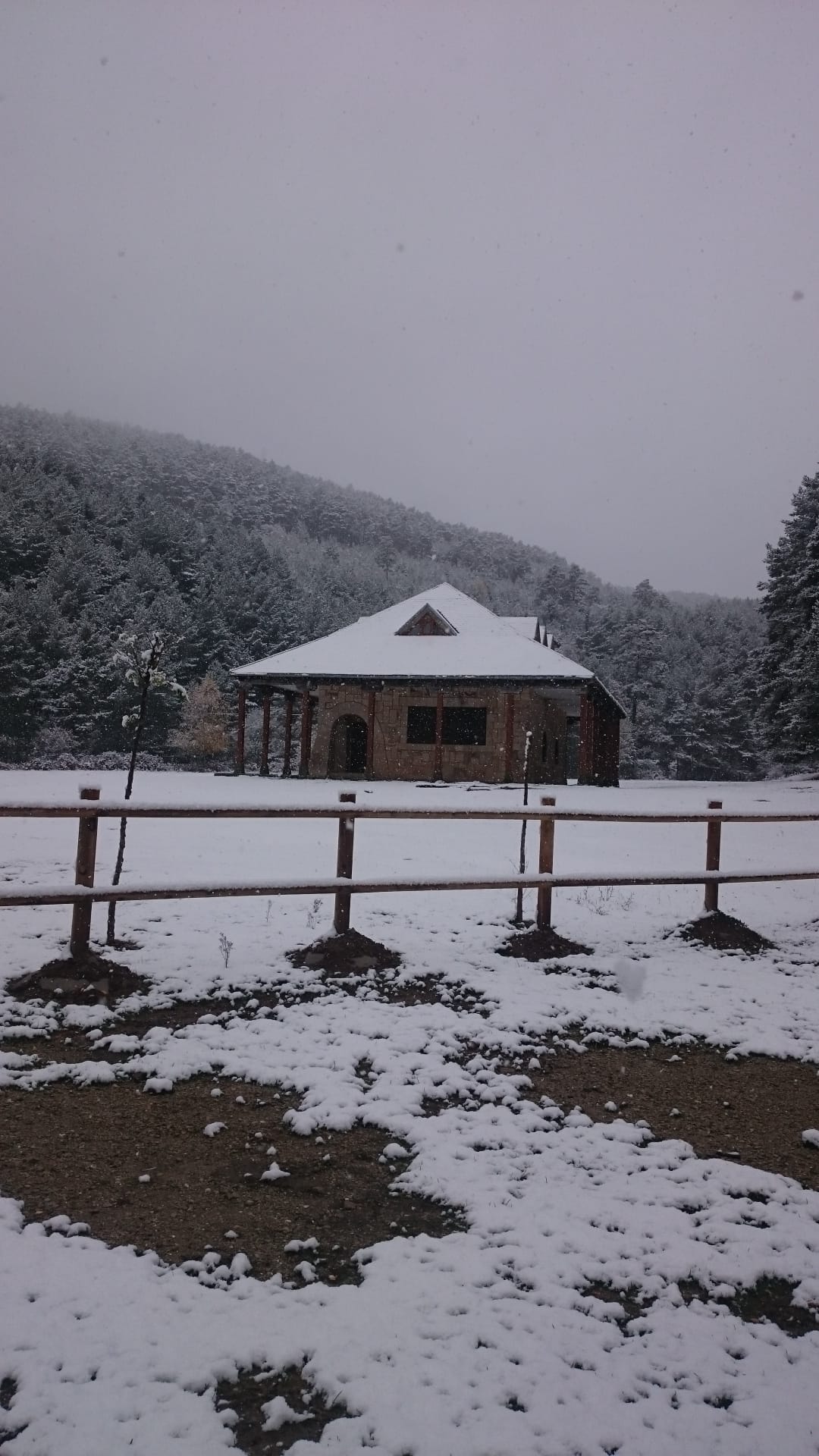 Fotos: La nieve hace acto de presencia en Burgos