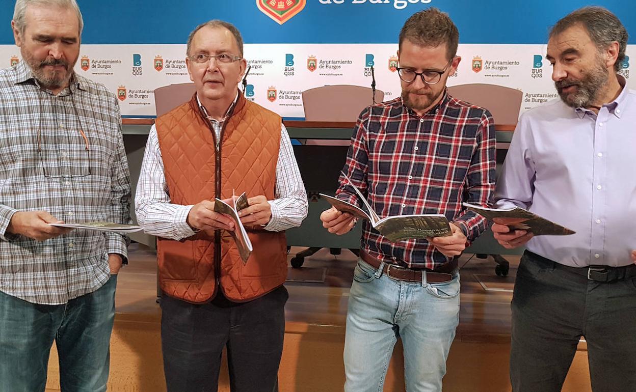 Miembros de la Asociación Micológica Gatuña con el concejal de Medio Ambiente, Josué Temiño. 