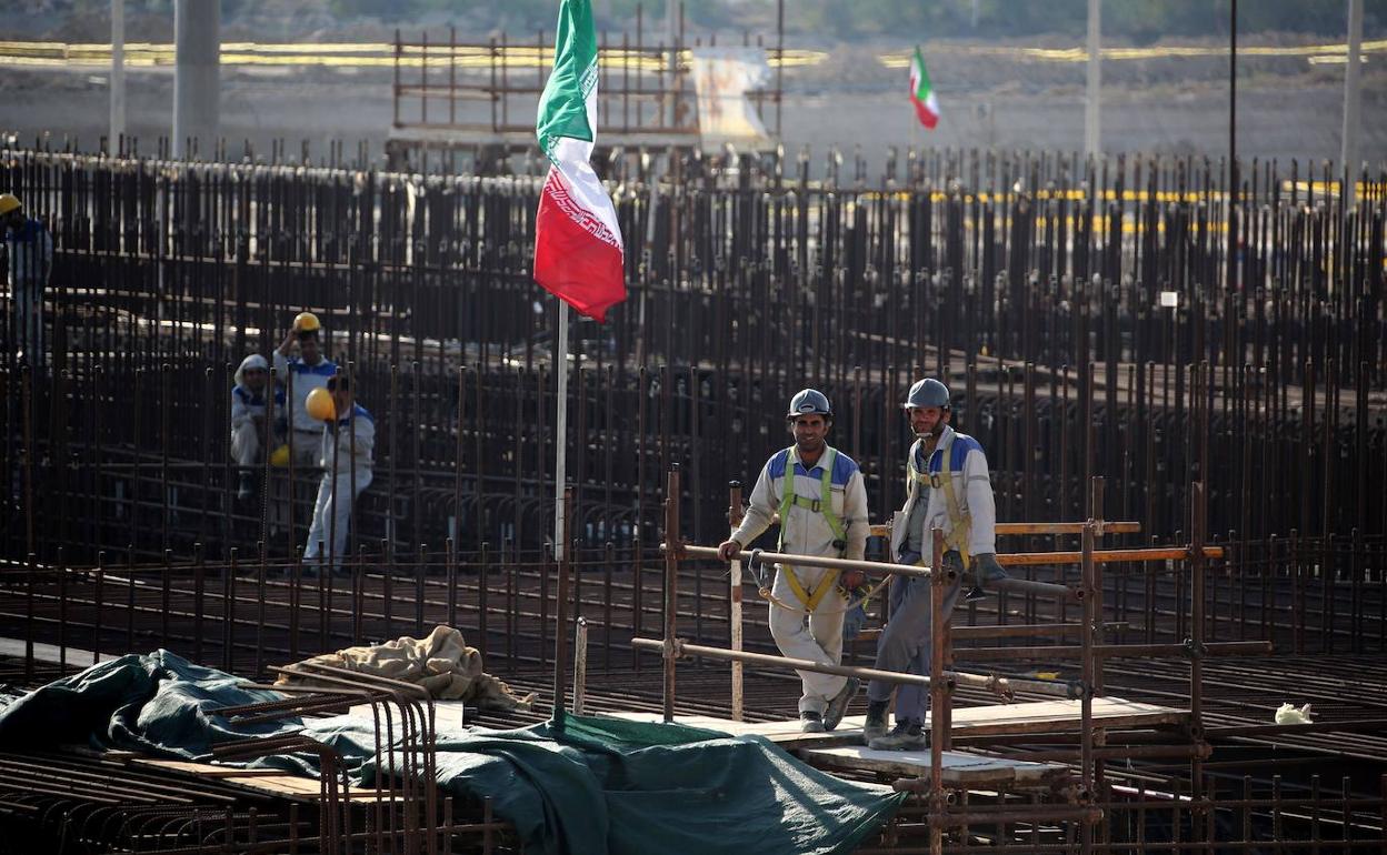 Trabajadores en la obra de ampliación de la planta nuclear de Busher.