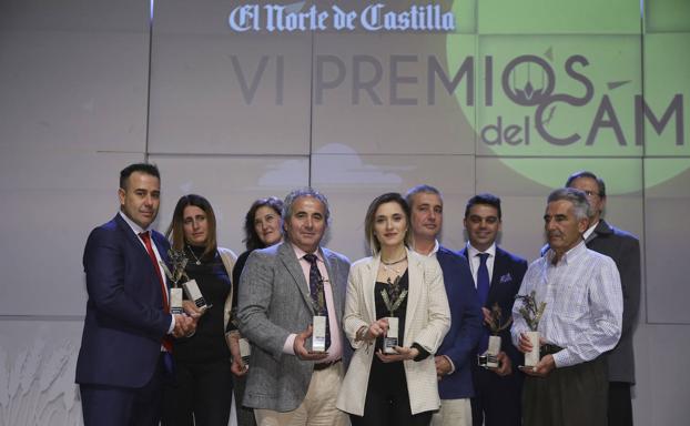 Los galardonados con los Premios del Campo 2019 posan al término de la gala. 