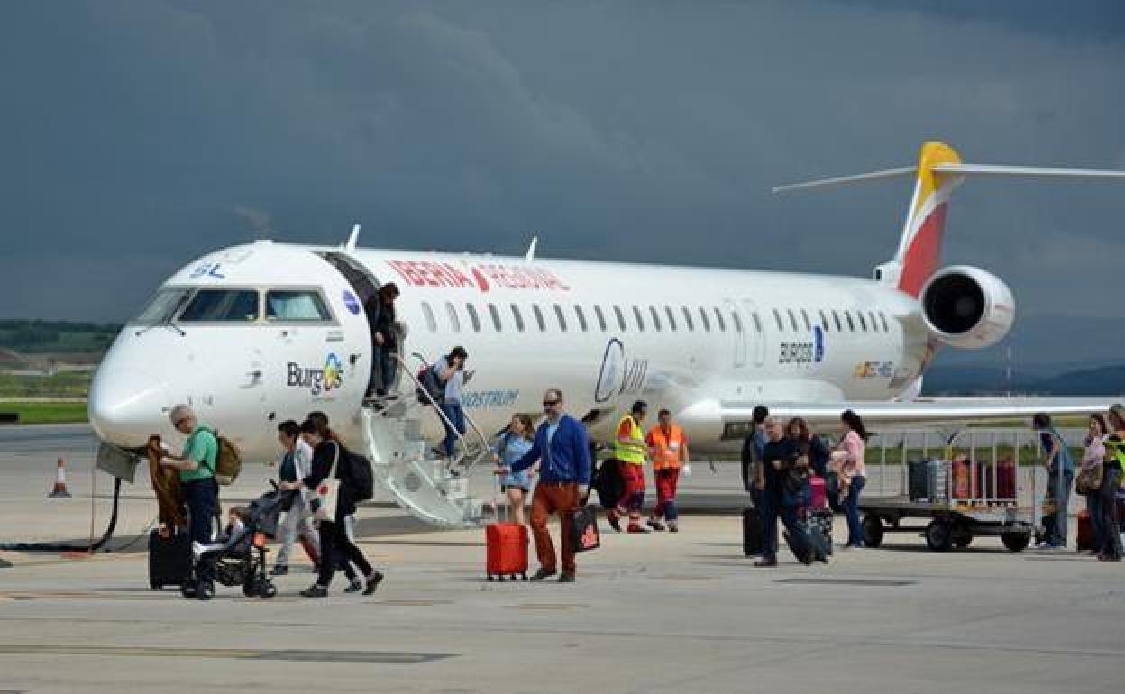 Pasajeros descienden de un vuelo que acaba de llegar al aeropuerto de Burgos. 