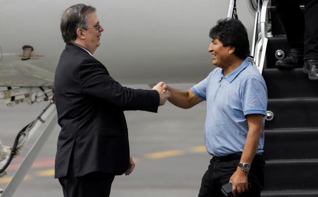 Evo Morales es recibido por Marcelo Ebrard, canciller mexicano.