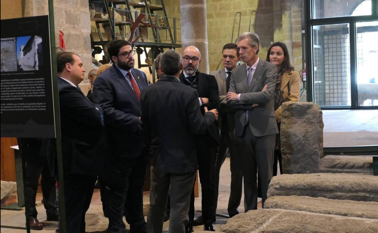 El consejero de Cultura, Javier Ortega, en el centro, entre el alcalde de Ávila, Jesús Manuel Sánchez Cabrera, y el delegado territorial en la provincia, José Francisco Hernández. 