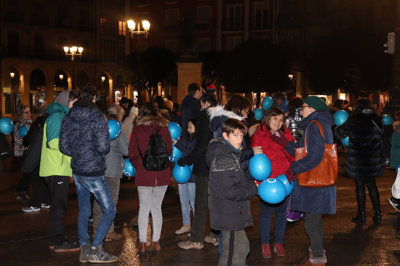 Decenas de personas se congregan en la Plaza Mayor para visibilizar una enfermedad que padecen 40.000 burgaleses.