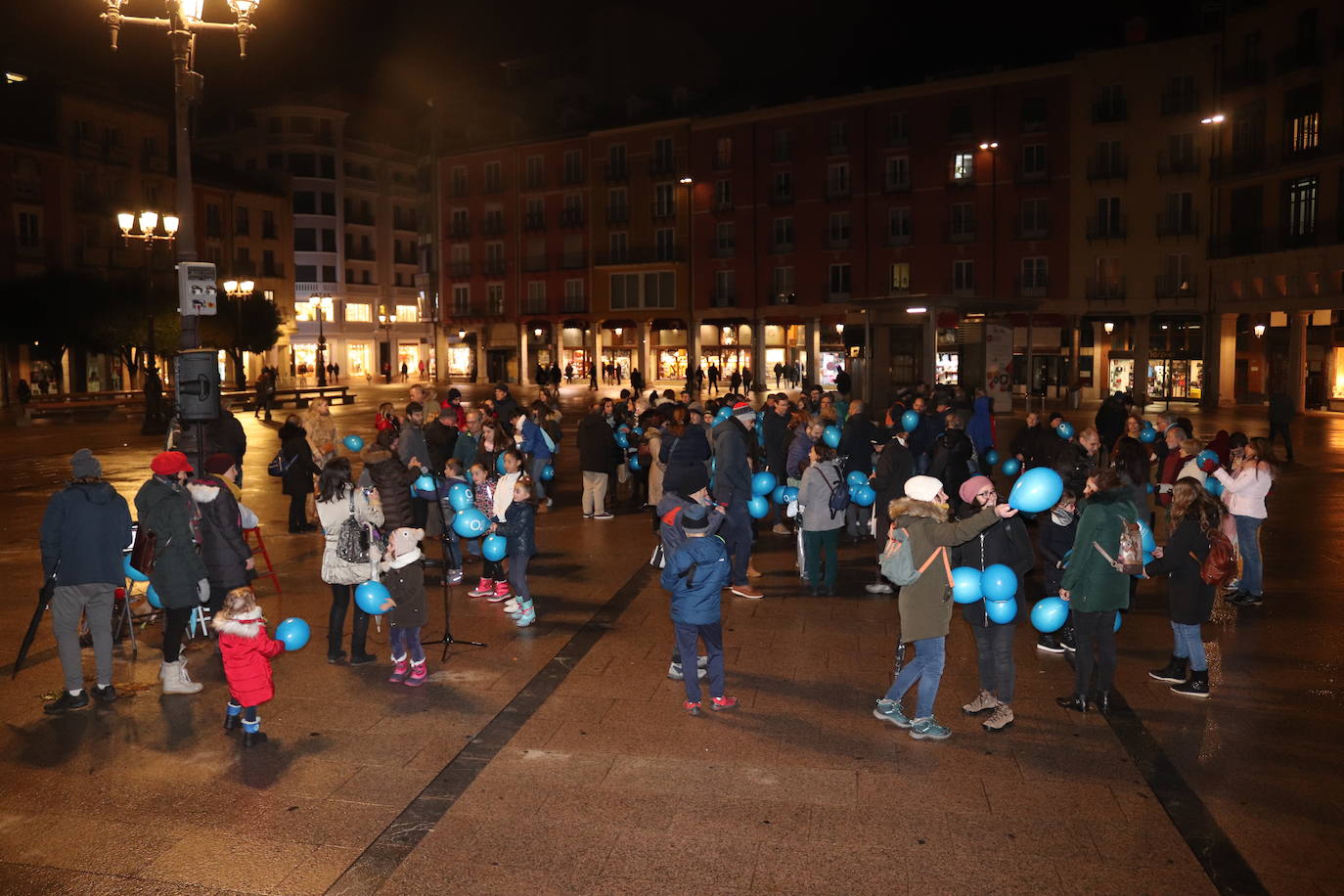 Decenas de personas se congregan en la Plaza Mayor para visibilizar una enfermedad que padecen 40.000 burgaleses.