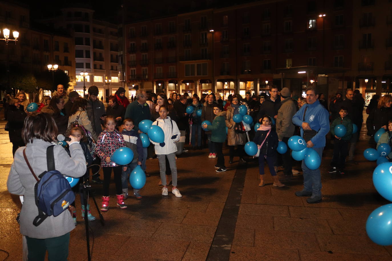 Decenas de personas se congregan en la Plaza Mayor para visibilizar una enfermedad que padecen 40.000 burgaleses.