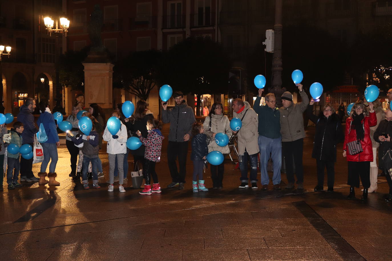 Decenas de personas se congregan en la Plaza Mayor para visibilizar una enfermedad que padecen 40.000 burgaleses.