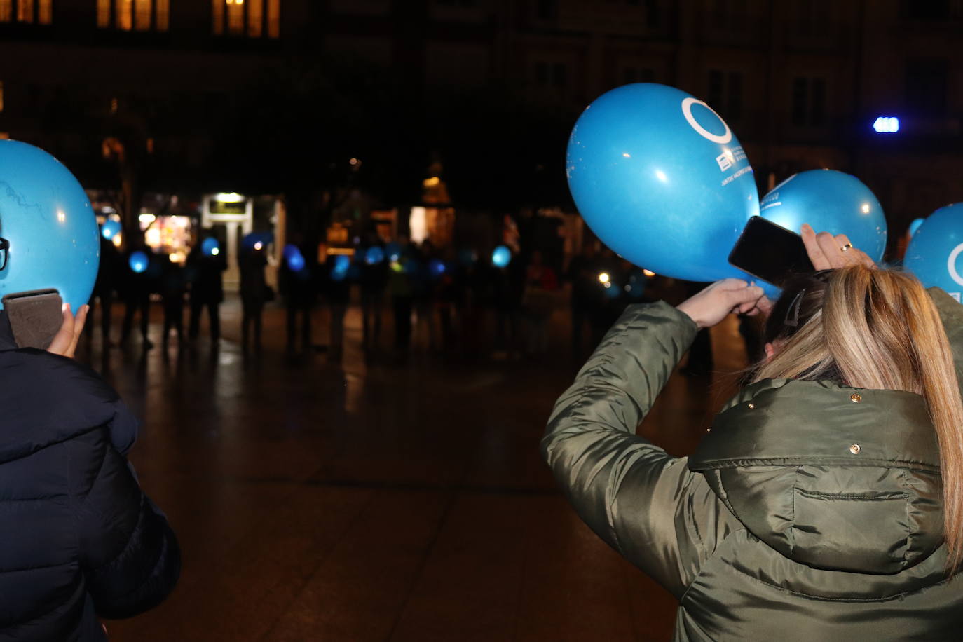 Decenas de personas se congregan en la Plaza Mayor para visibilizar una enfermedad que padecen 40.000 burgaleses.