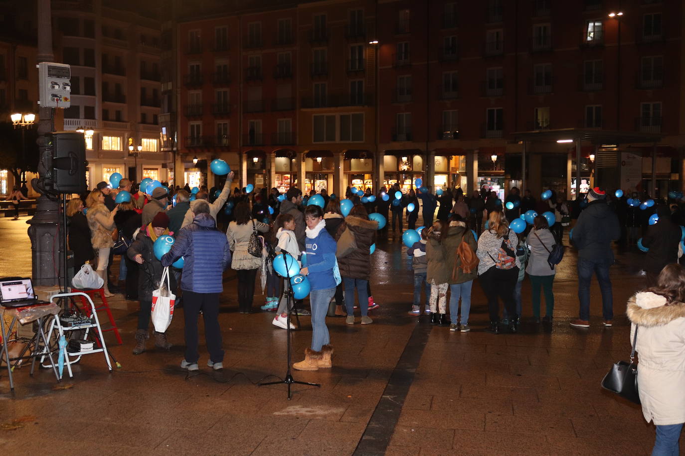 Decenas de personas se congregan en la Plaza Mayor para visibilizar una enfermedad que padecen 40.000 burgaleses.