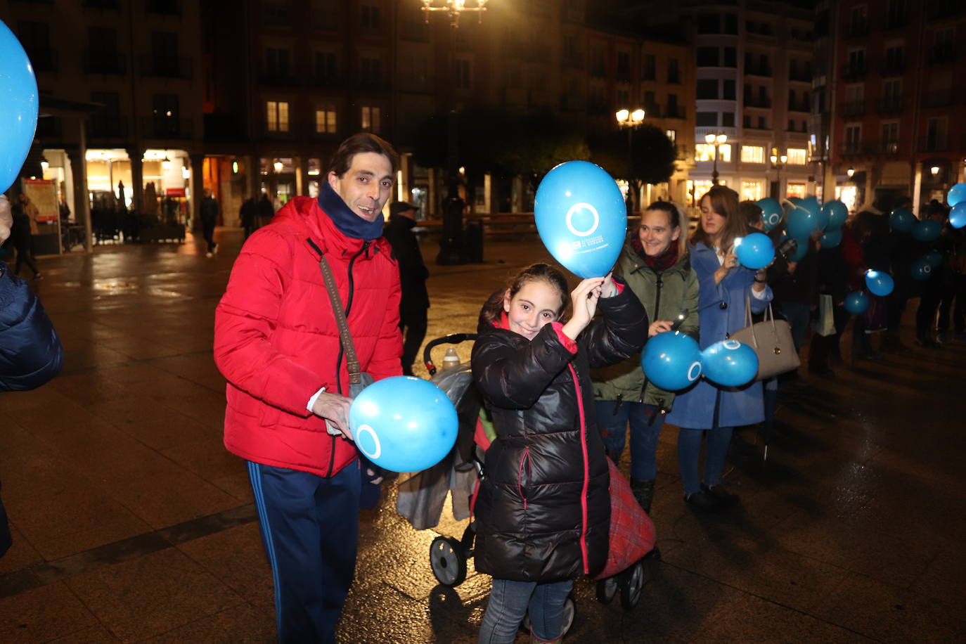 Decenas de personas se congregan en la Plaza Mayor para visibilizar una enfermedad que padecen 40.000 burgaleses.