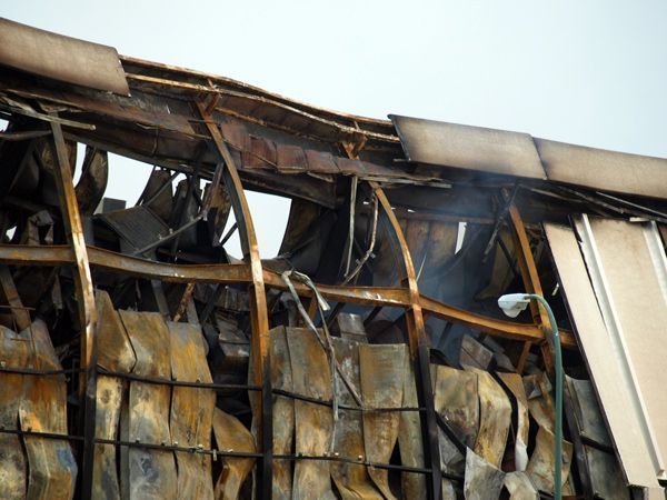 La antigua fábrica fue pasto de las llamas en apenas unas horas. 