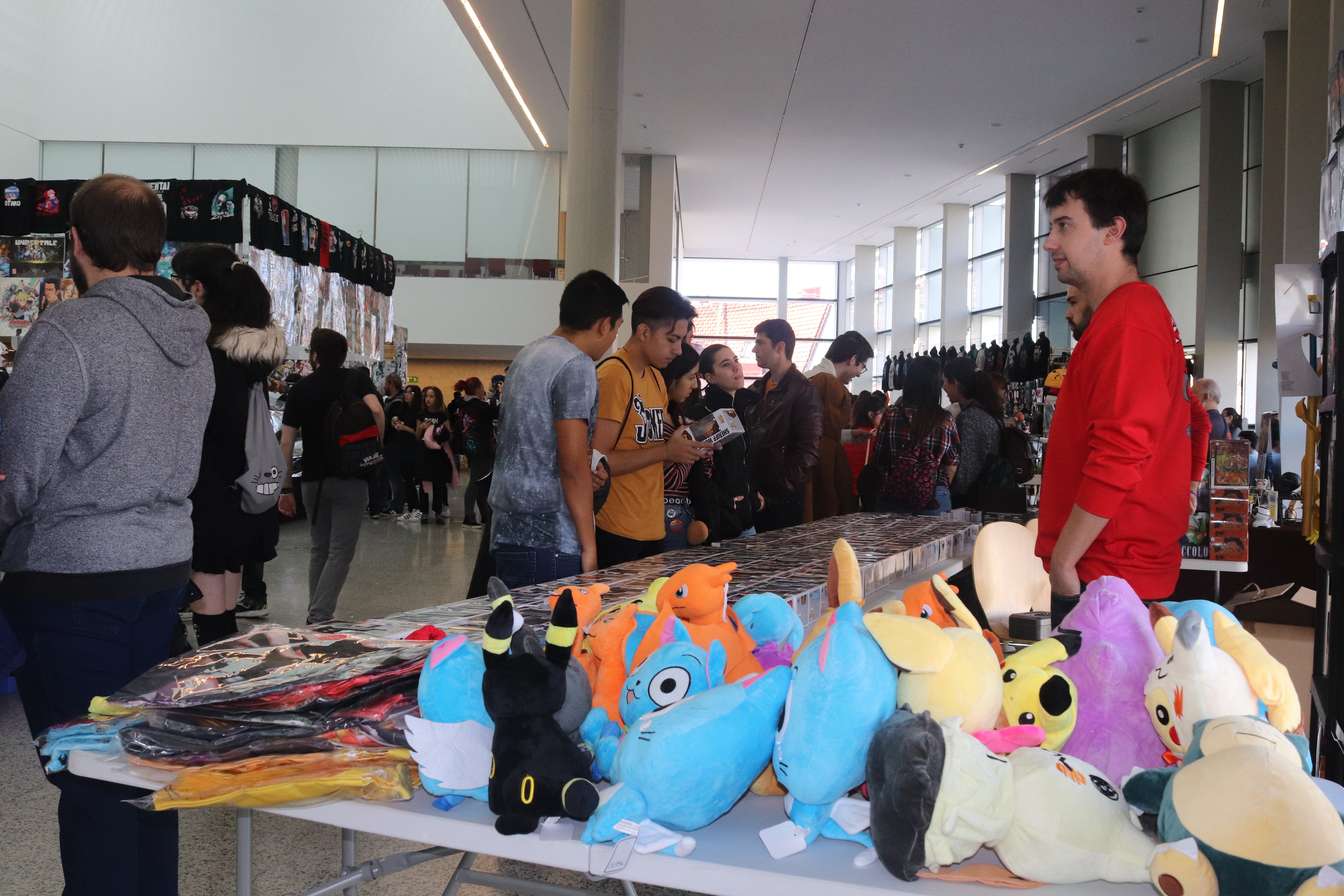 Centenares de aficionados se congregan en el Fórum de la Evolución para conocer las últimas novedades del manga, cómic y videojuegos.