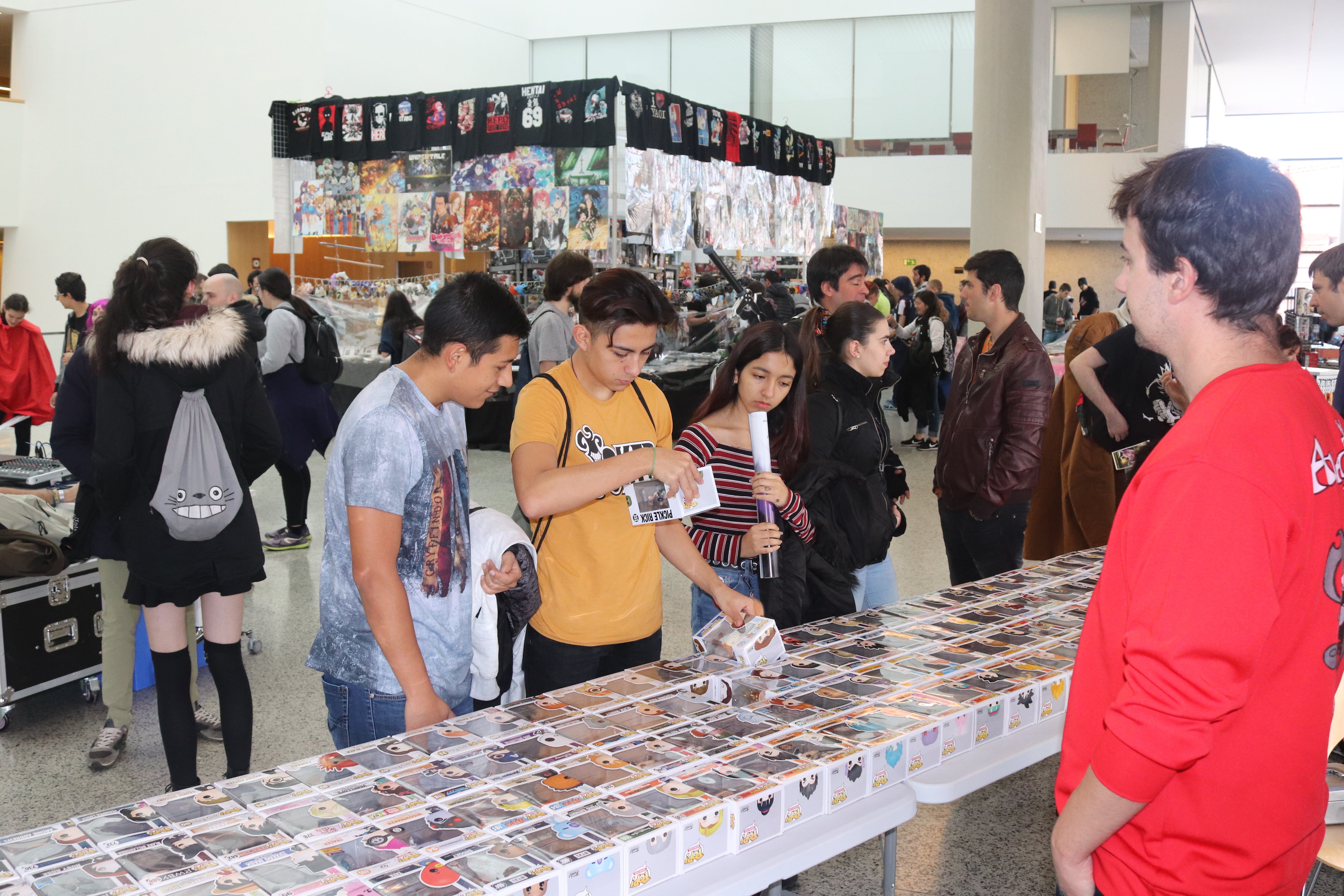 Centenares de aficionados se congregan en el Fórum de la Evolución para conocer las últimas novedades del manga, cómic y videojuegos.