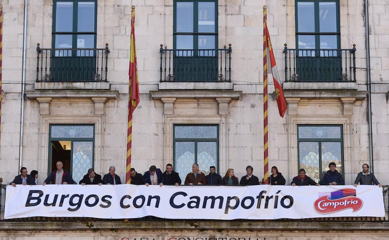 Cartel colgado en el Ayuntamiento de Burgos como muestra de apoyo tras el incendio. Las ventajas fiscales ofrecidas por el Ayuntamiento permitieron a la empresa ahorrar millones de euros. 