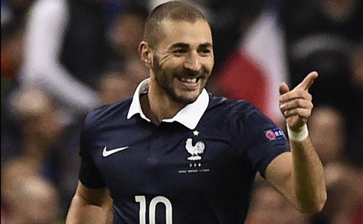 Benzema celebra un gol con la selección francesa. 