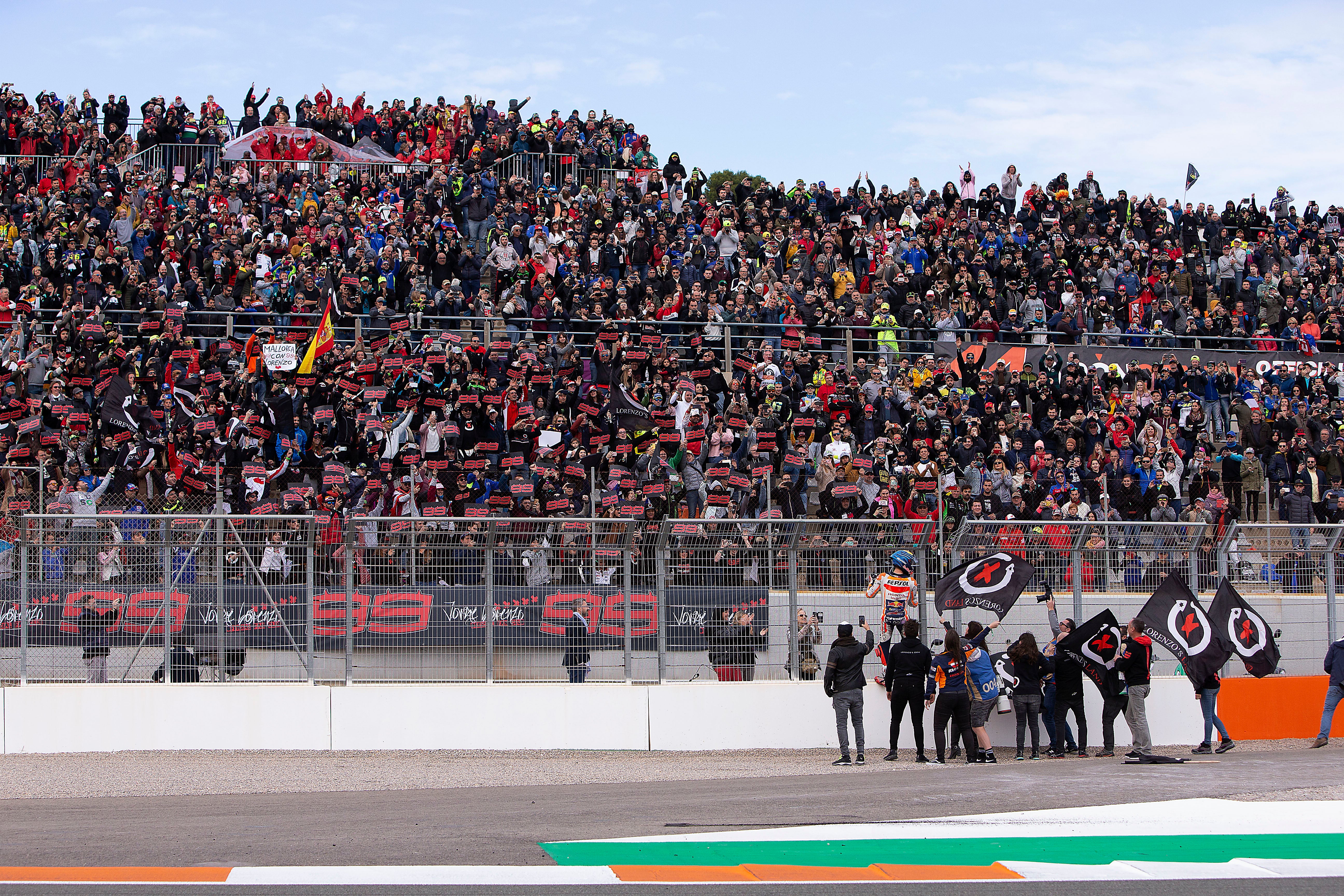 Jorge Lorenzo celebrando con el equipo Repsol Honda la Triple Corona en Moto GP