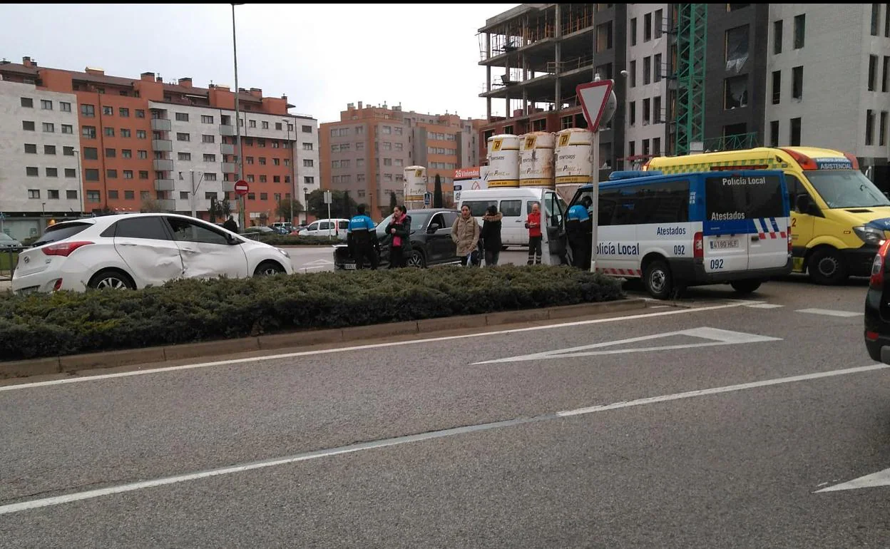 Dos niños de 3 años y 5 meses, heridos en la colisión de dos turismos en la Avenida Castilla y León