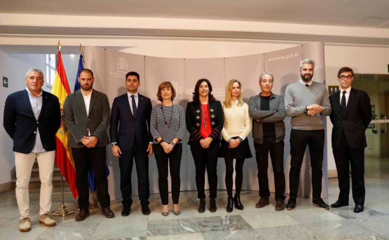 David Aganzo (3i), presidente de la AFE, y María José Rienda (c), antes de una reunión en el Ministerio de Trabajo con patronal y sindicatos. 