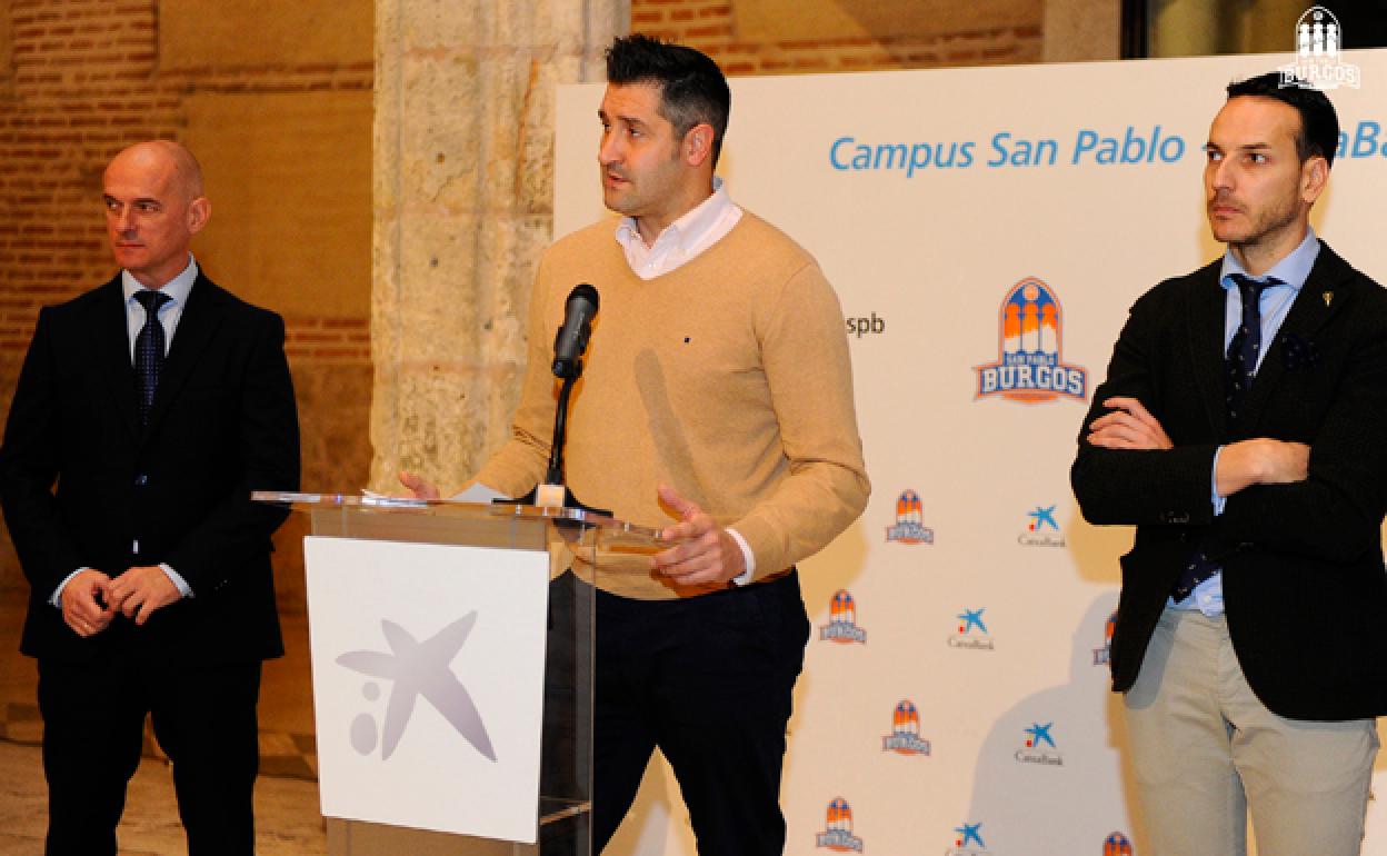 Acto de presentación del campus con el responsable de Acción Social de CaixaBank en Asturias y en Castilla y León, Francisco Javier Marín, a la izquierda; en el centro, el director deportivo y gerente del club, Albano Martínez y a la derecha, el presidente del San Pablo Burgos, Félix Sancho. 