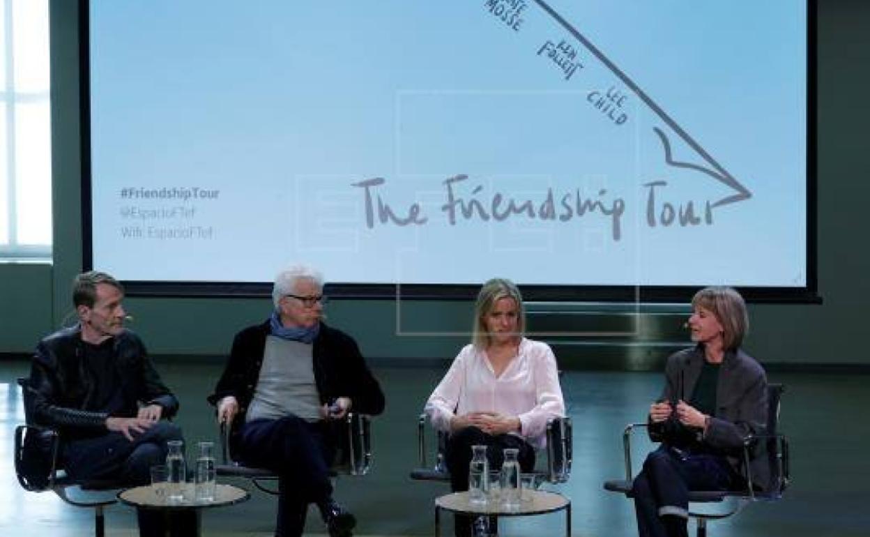 Lee Child, Ken Follett, Jojo Moyes y Kate Mosse, presentando 'The frienship tour' en el Espacio Telefónica. 