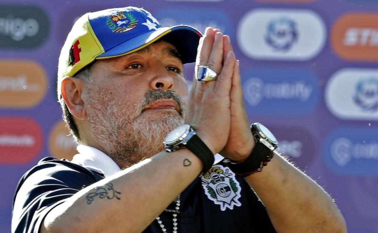 Diego Maradona, al término de un partido del Gimnasia y Esgrima. 