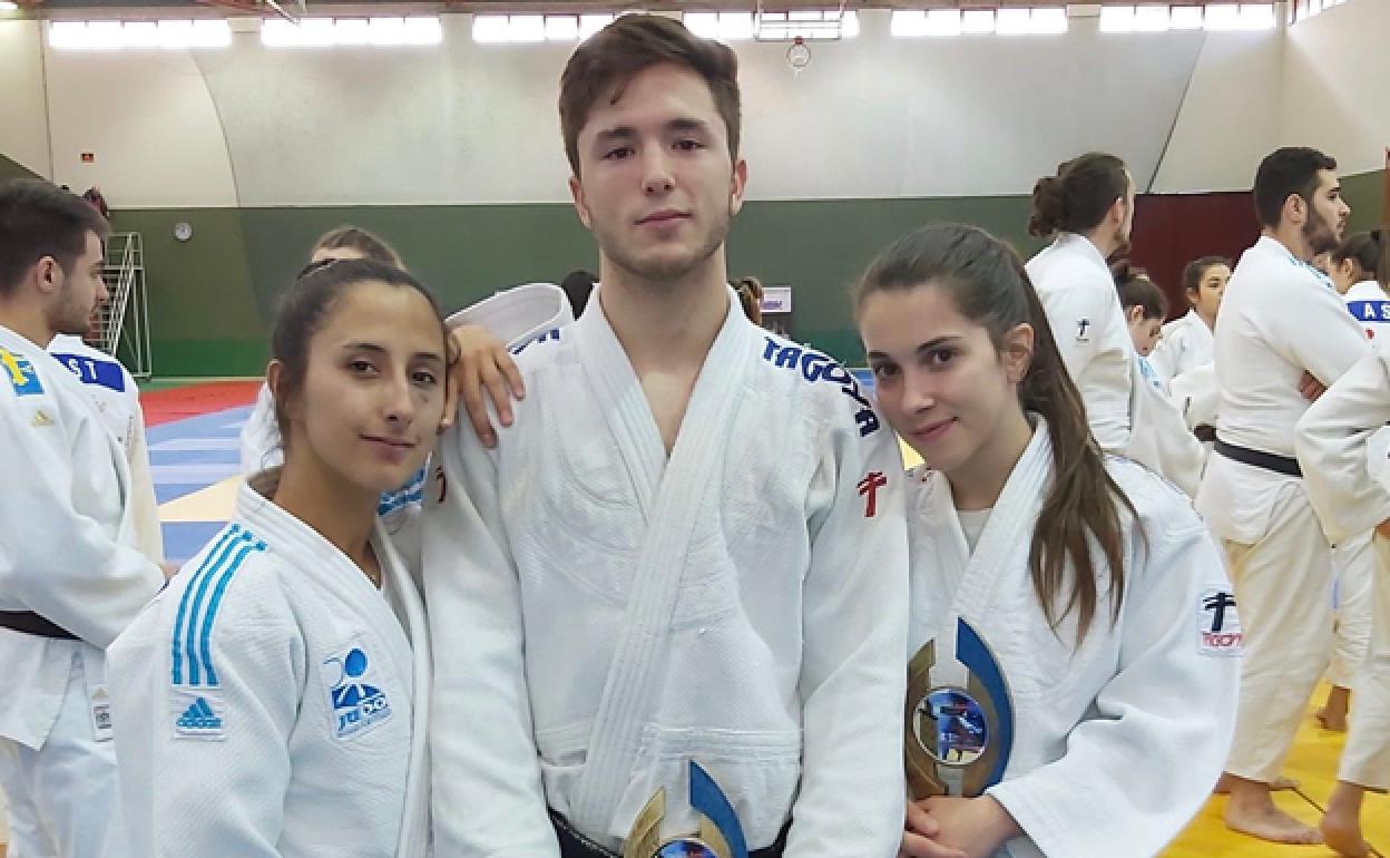 Iván García Vique, junto a las judokas Cristina Vigaray (izda.) y Olga Fontecha (dcha.). 