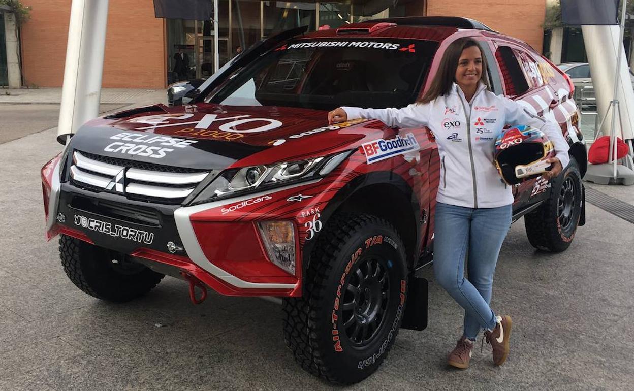 Cristina Gutiérrez, con el vehículo que correra el Dakar.