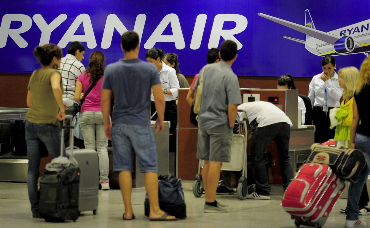 Mostradores de embarque de la compañía Ryanair.