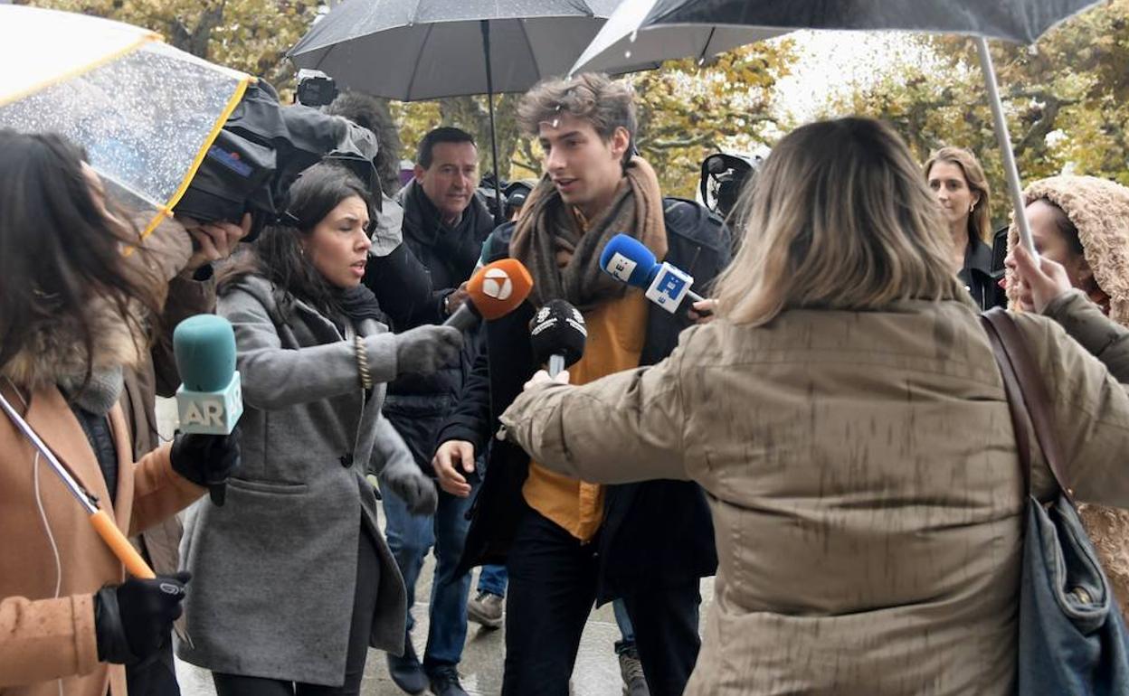 Uno de los acusados en el juicio, Carlos Cuadrado 'Lucho', a su llegada a los juzgados. 